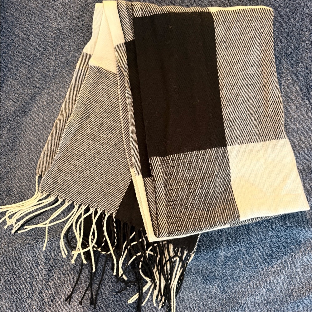 Amazon Black and White Plaid Scarf - Picture 7 of 8